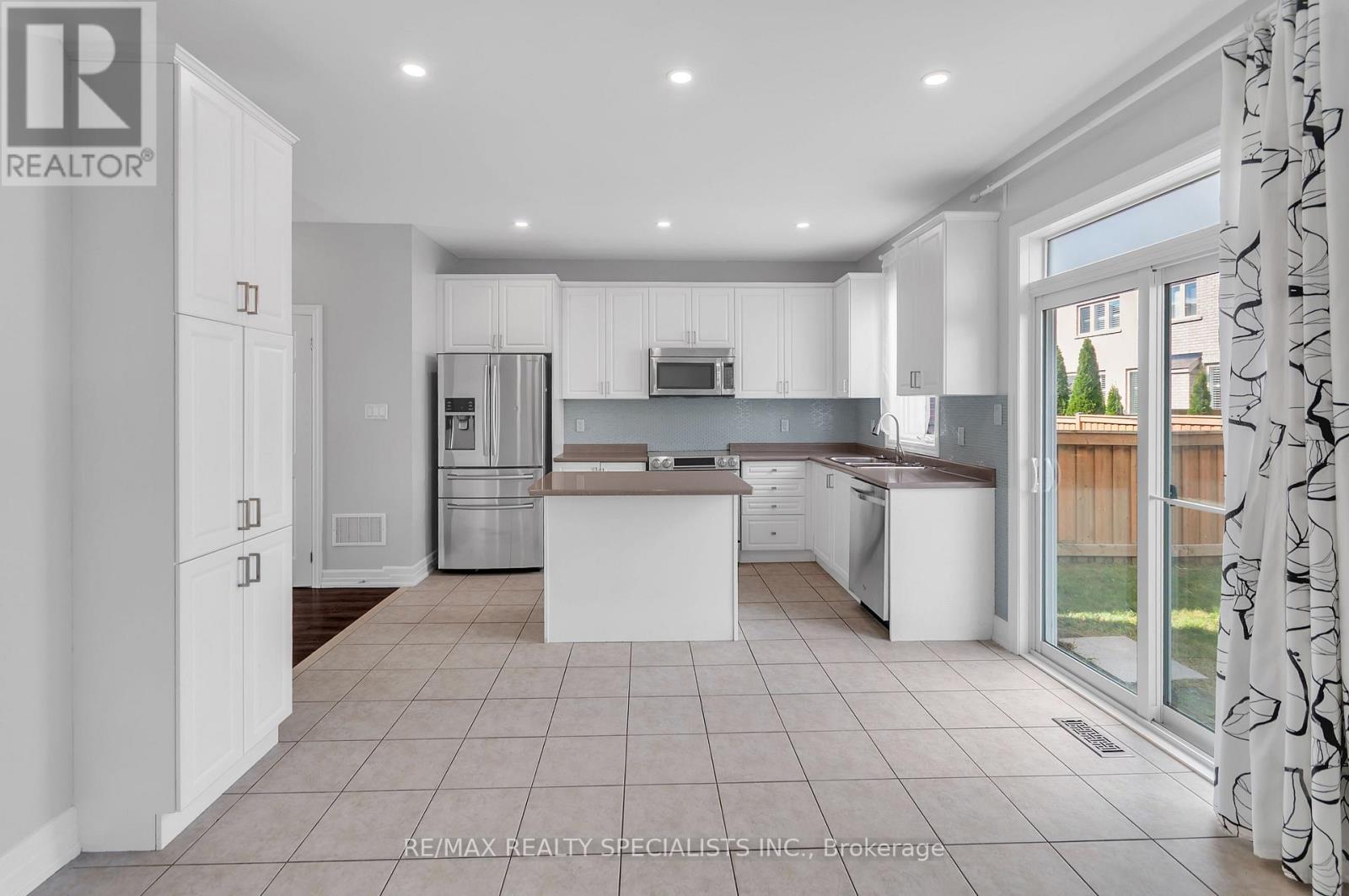 12 Greco Avenue, Georgina, Ontario  L4P 0G8 - Photo 10 - N13868866