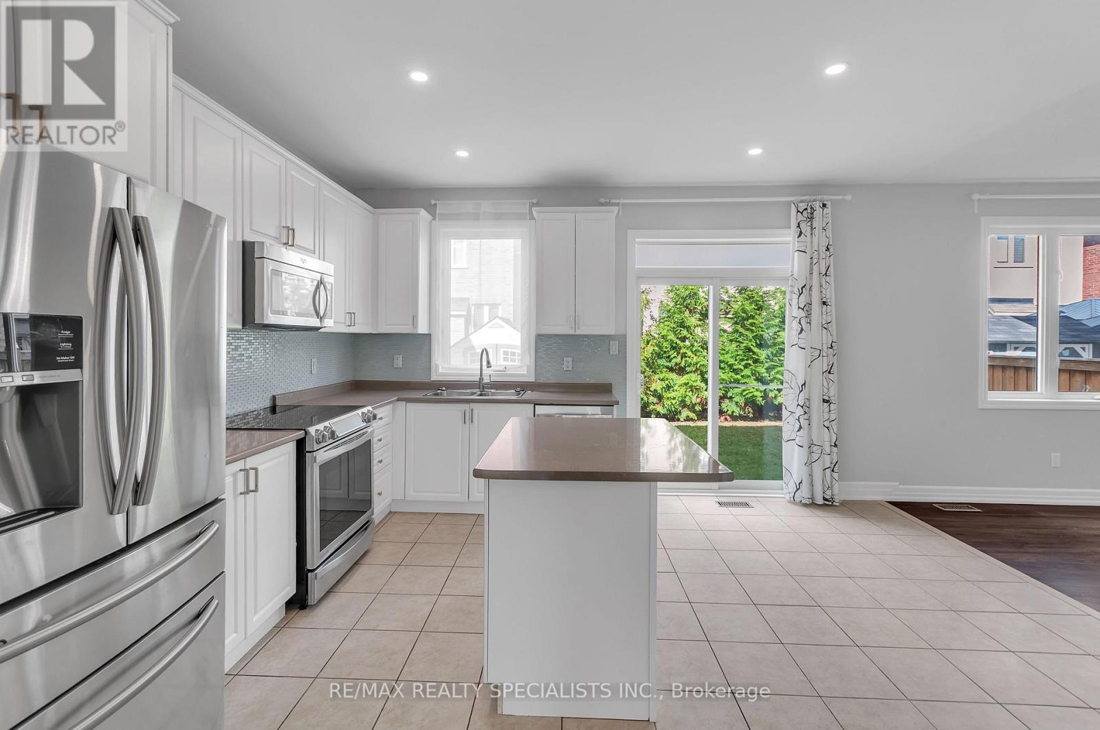 12 Greco Avenue, Georgina, Ontario  L4P 0G8 - Photo 8 - N13868866