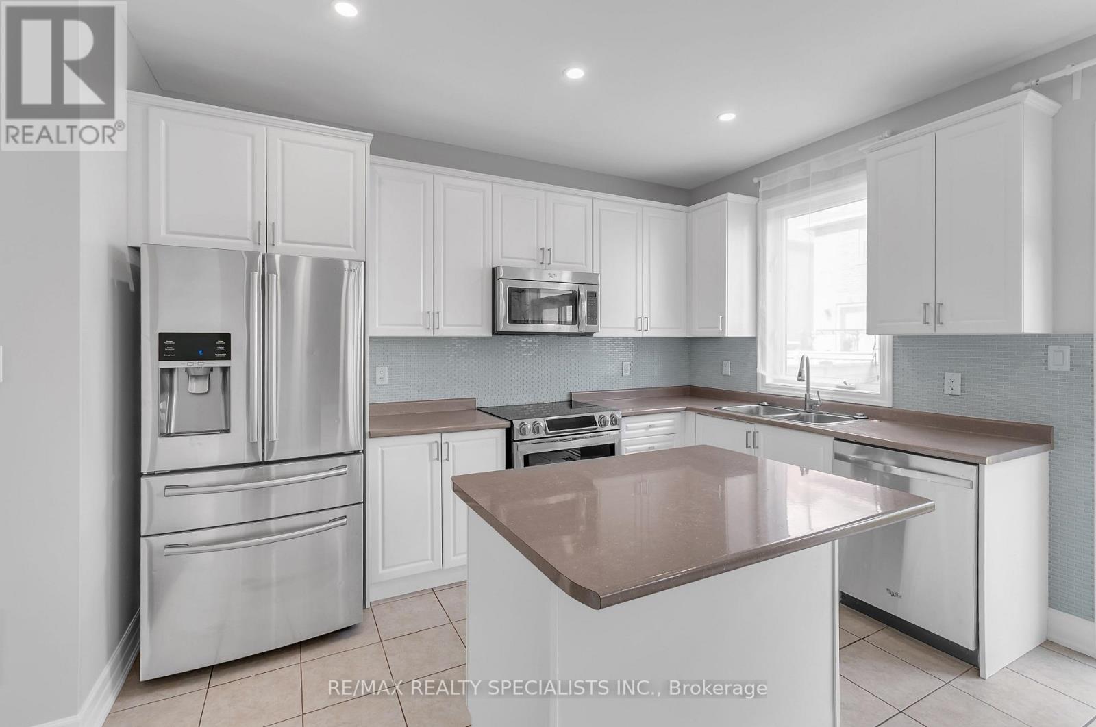12 Greco Avenue, Georgina, Ontario  L4P 0G8 - Photo 9 - N13868866