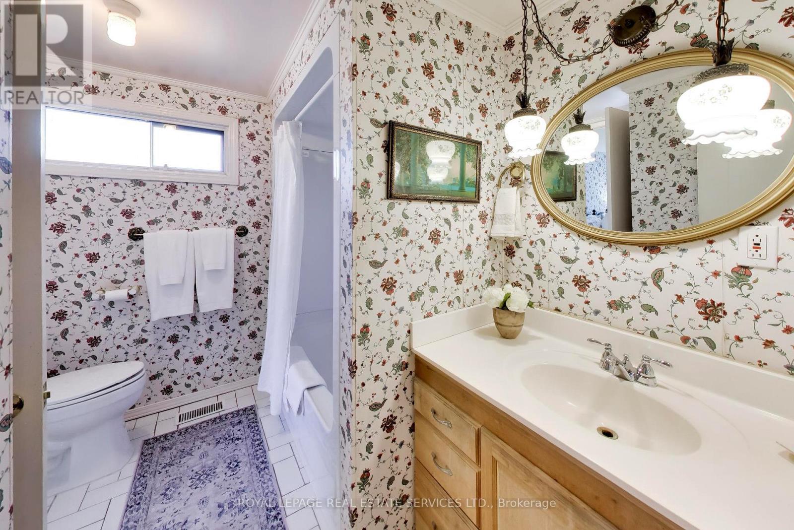 24 Elmvale Crescent, Toronto, Ontario  M9V 2B9 - Photo 11 - W13868712