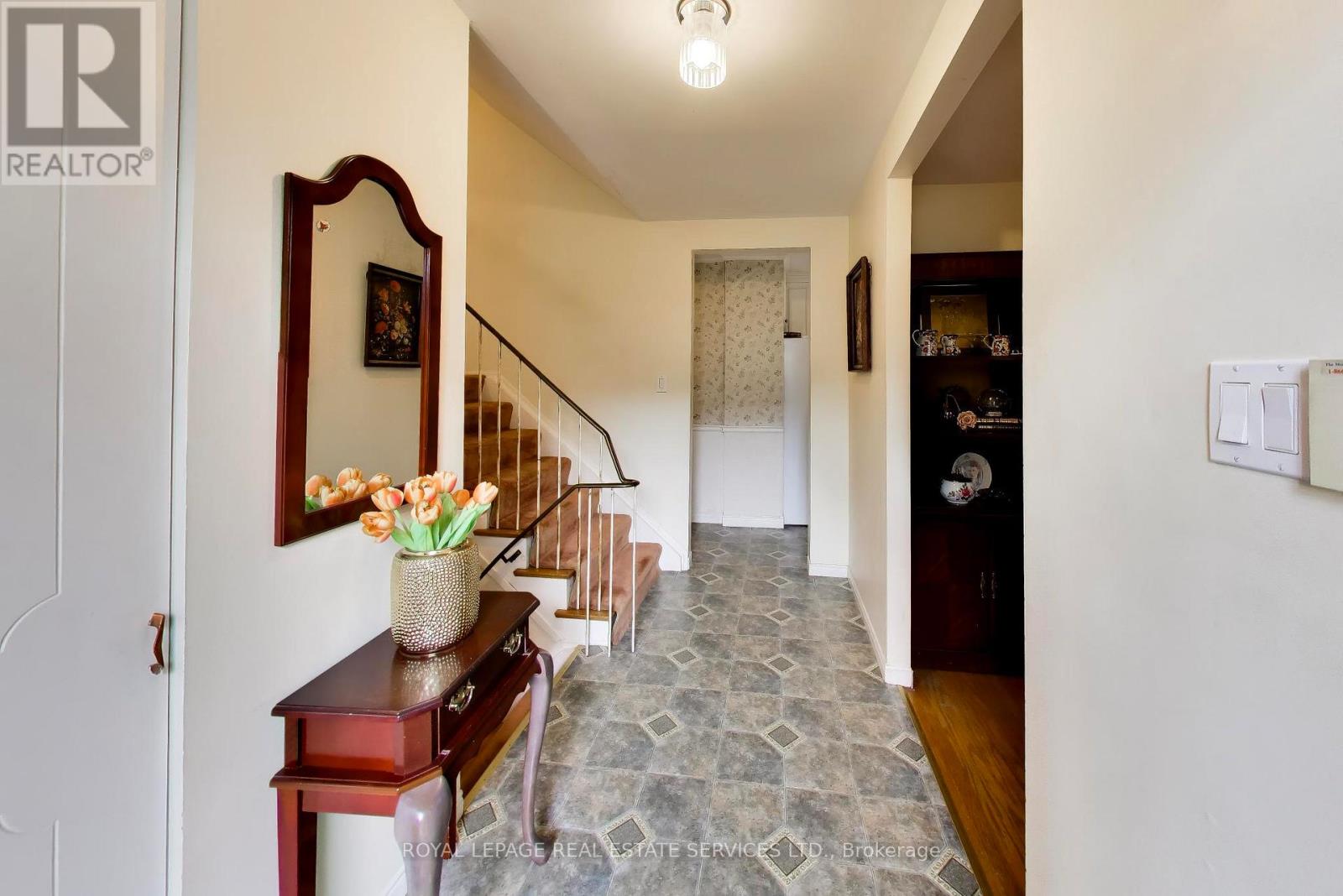 24 Elmvale Crescent, Toronto, Ontario  M9V 2B9 - Photo 3 - W13868712