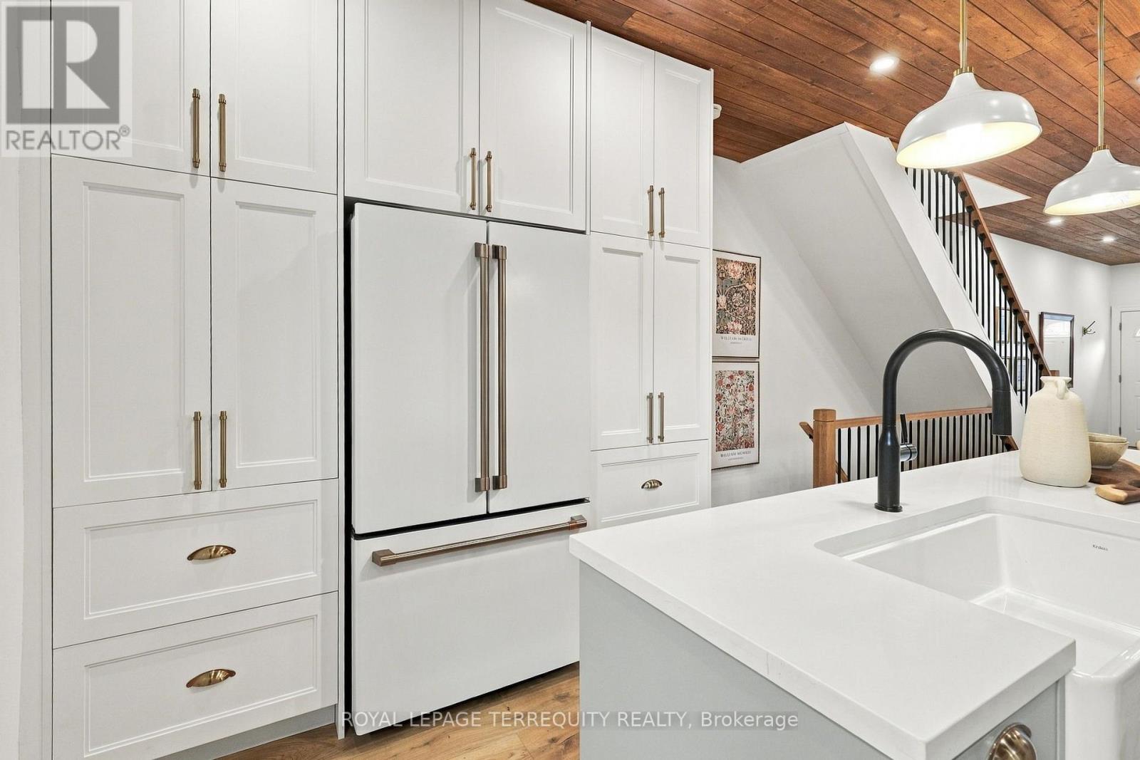 112 Maria Street, Toronto, Ontario  M6P 1W4 - Photo 7 - W13868834