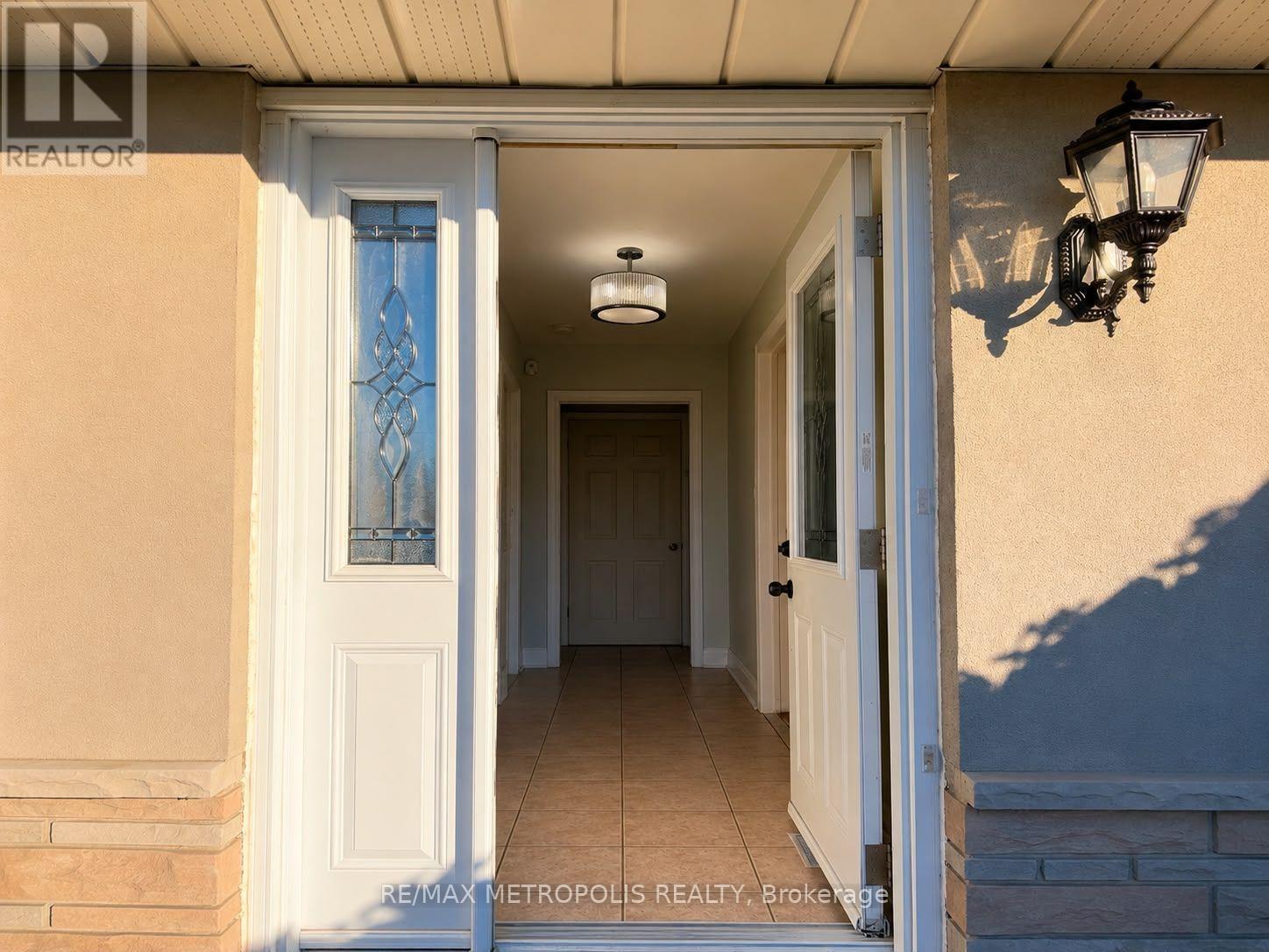 Upper - 37 Carlyle Crescent, Brampton, Ontario L6W 2Y9 - Photo 6 - W13693352