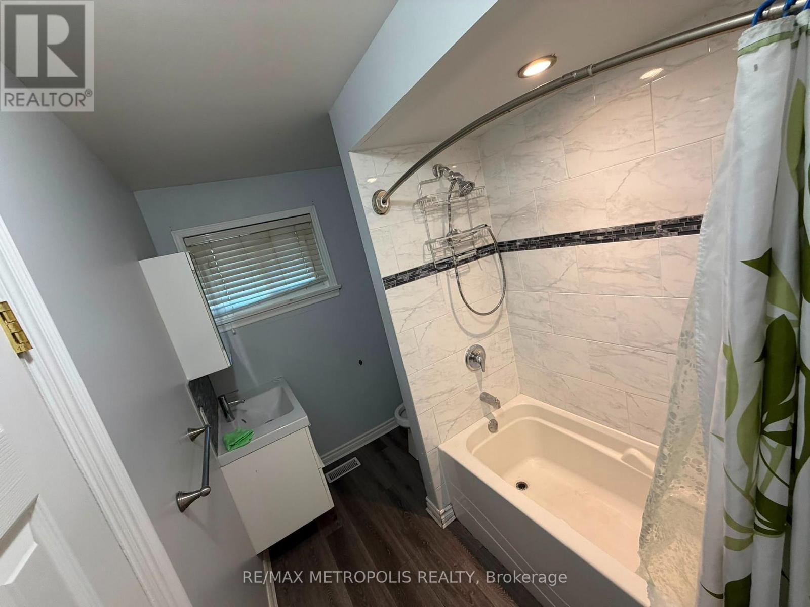 Upper - 37 Carlyle Crescent, Brampton, Ontario L6W 2Y9 - Photo 18 - W13693352