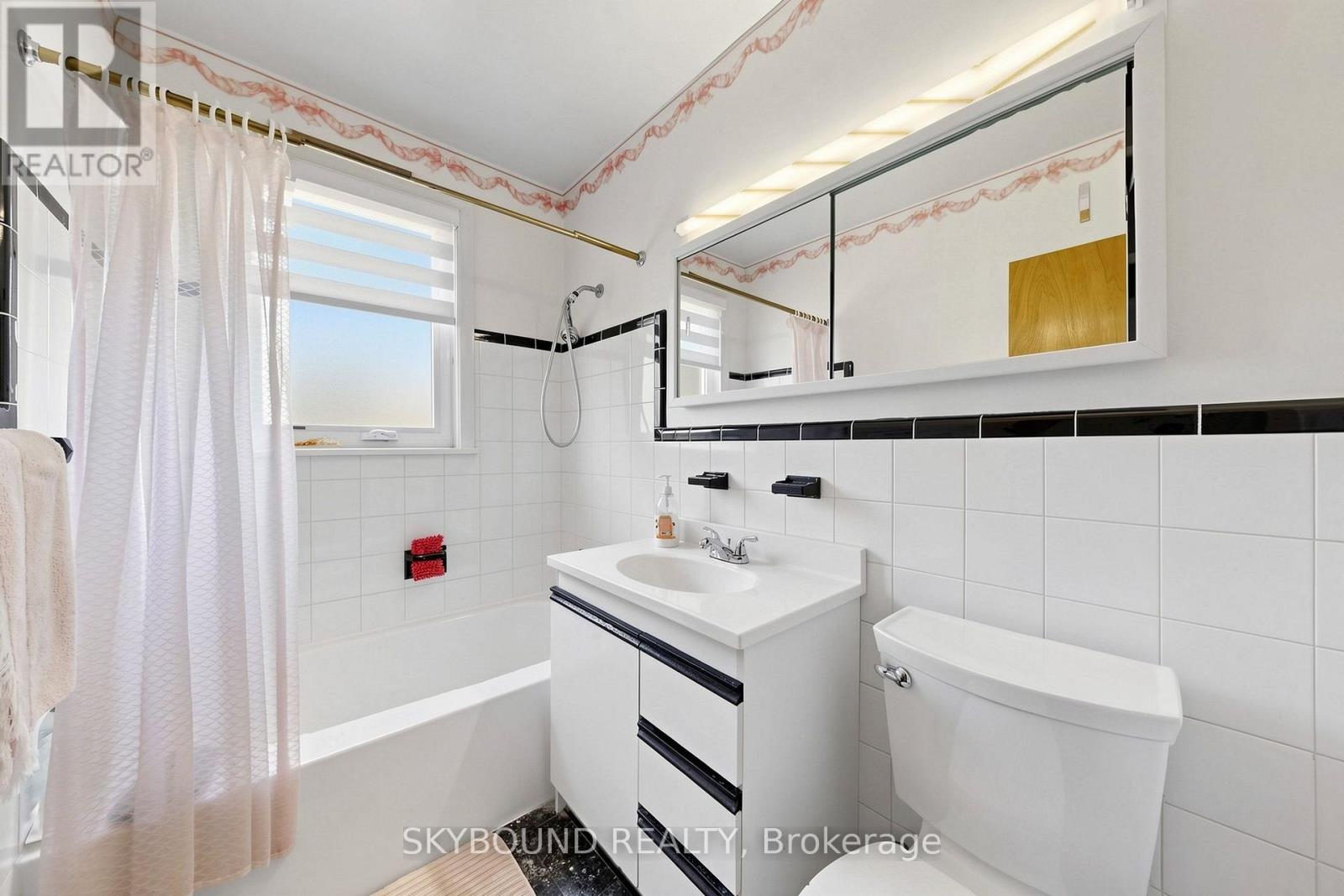 13 Liscombe Road, Toronto, Ontario  M6L 2Z9 - Photo 16 - W13868986
