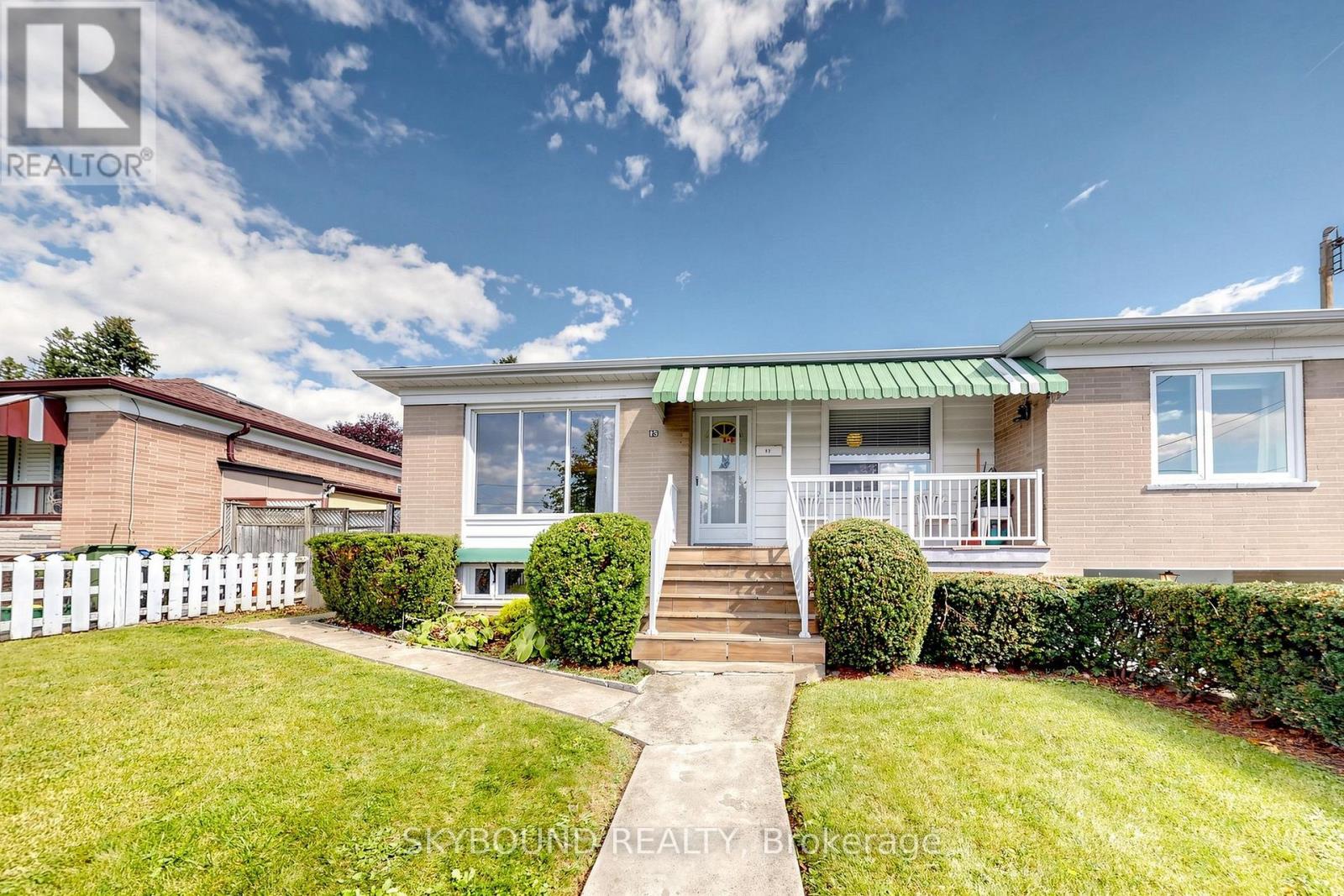 13 Liscombe Road, Toronto, Ontario  M6L 2Z9 - Photo 3 - W13868986