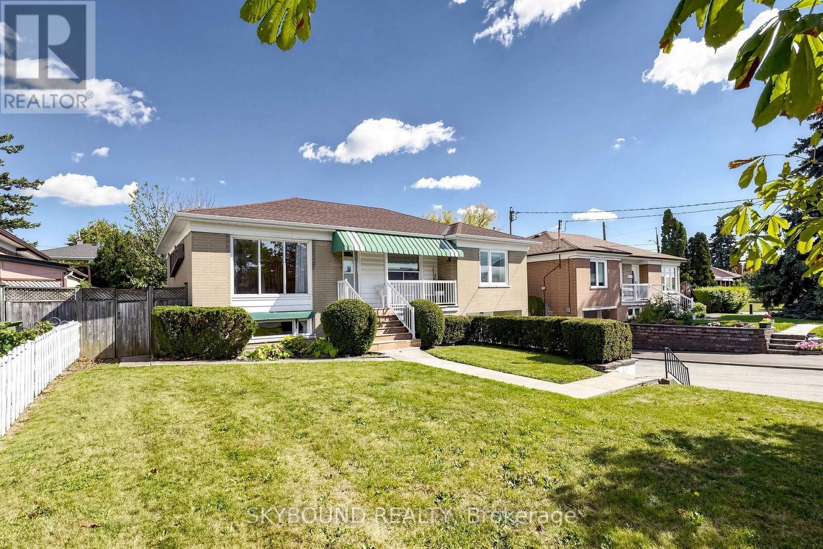 13 Liscombe Road, Toronto, Ontario  M6L 2Z9 - Photo 4 - W13868986
