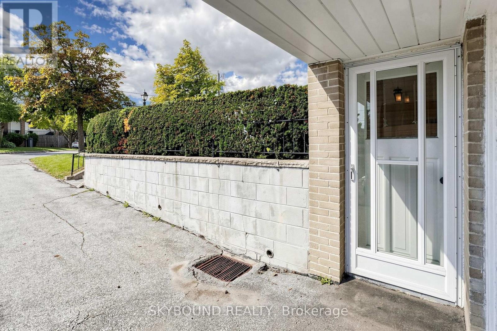 13 Liscombe Road, Toronto, Ontario  M6L 2Z9 - Photo 5 - W13868986