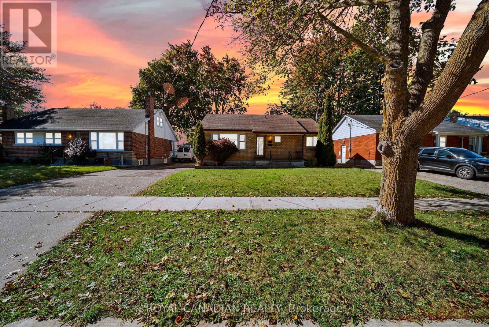 457 Dumfries Avenue, Kitchener, Ontario  N2H 2E9 - Photo 2 - X13869006