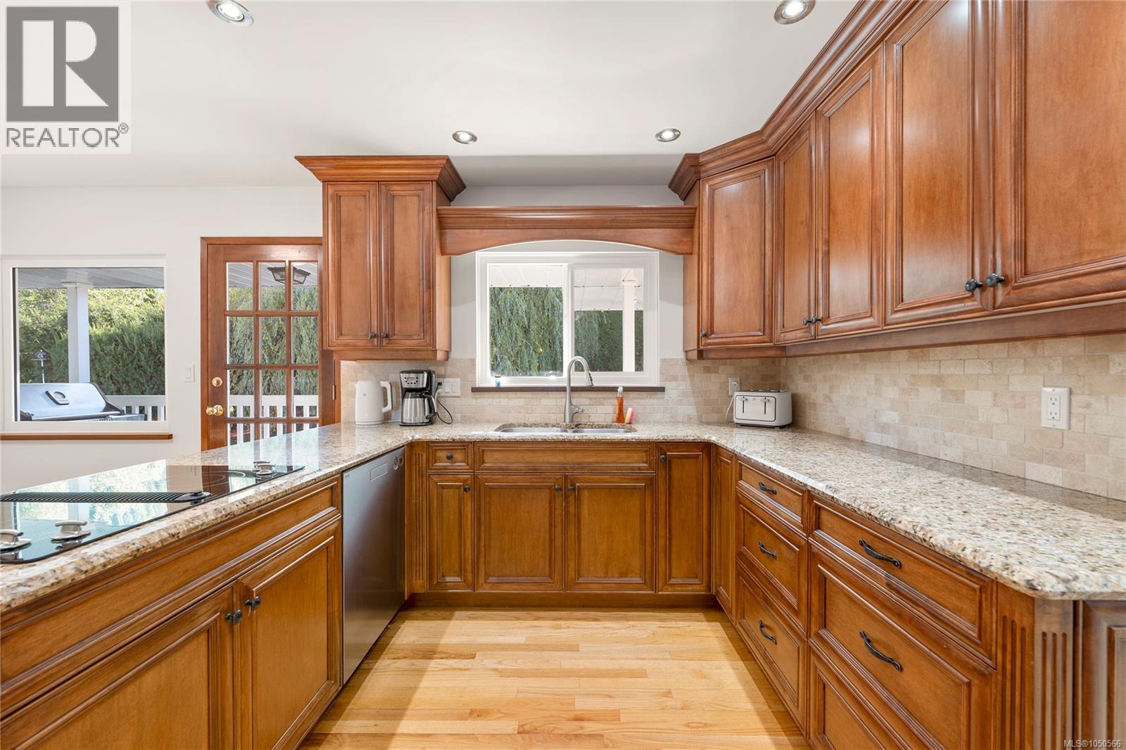 438 Davis Rd