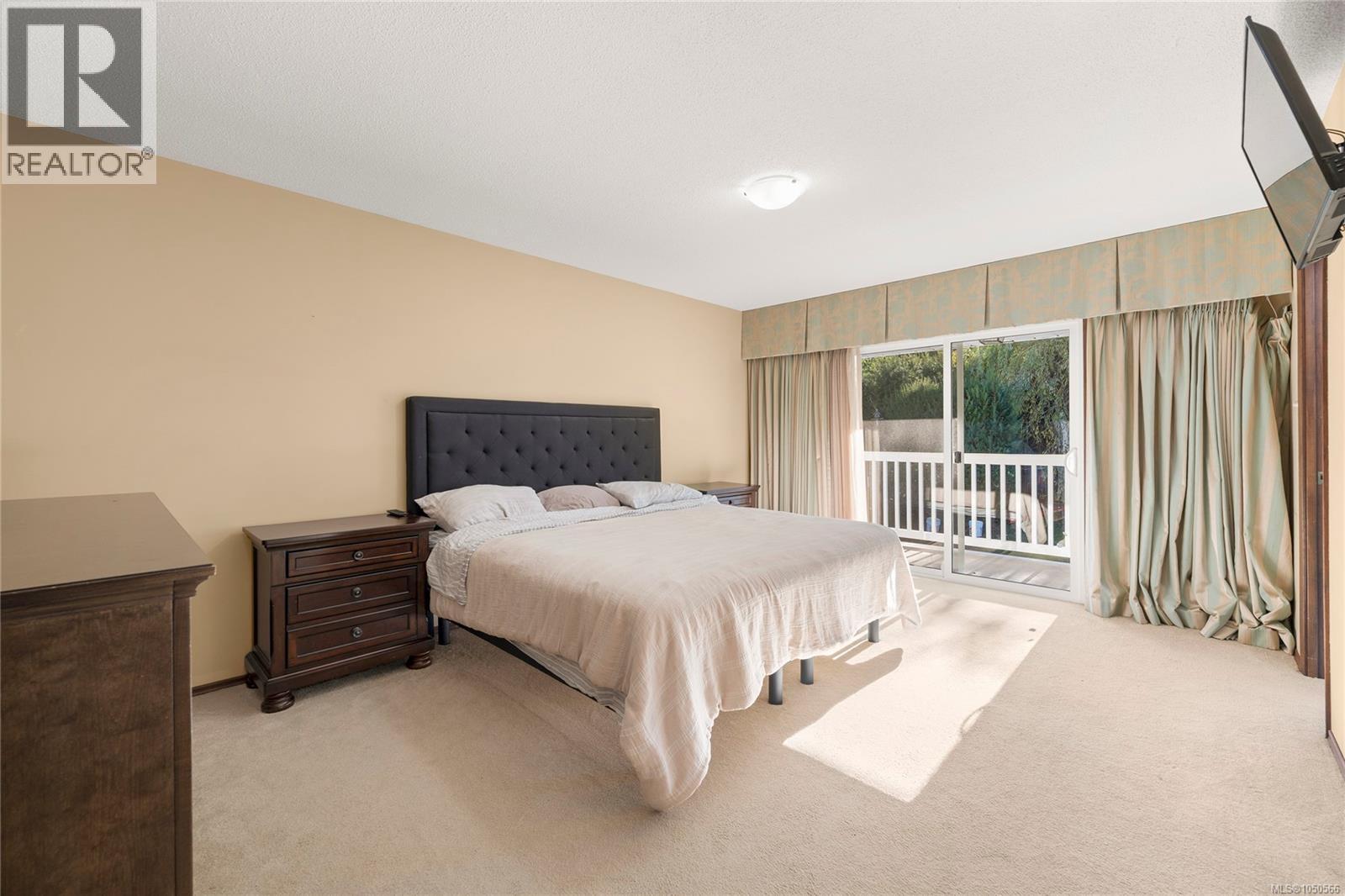 438 Davis Rd
