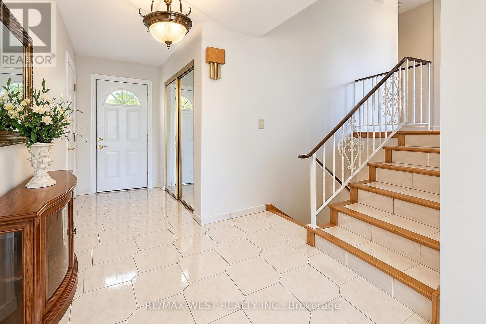 34 Glen Castle Drive, Hamilton, Ontario  L8G 2Z4 - Photo 2 - X13869148