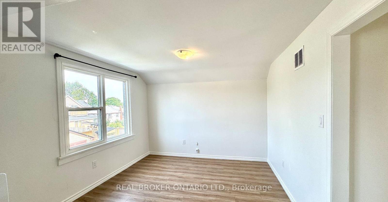Upper - 301 Wallace Ave Avenue S, Welland, Ontario  L3B 1R8 - Photo 2 - X13869218