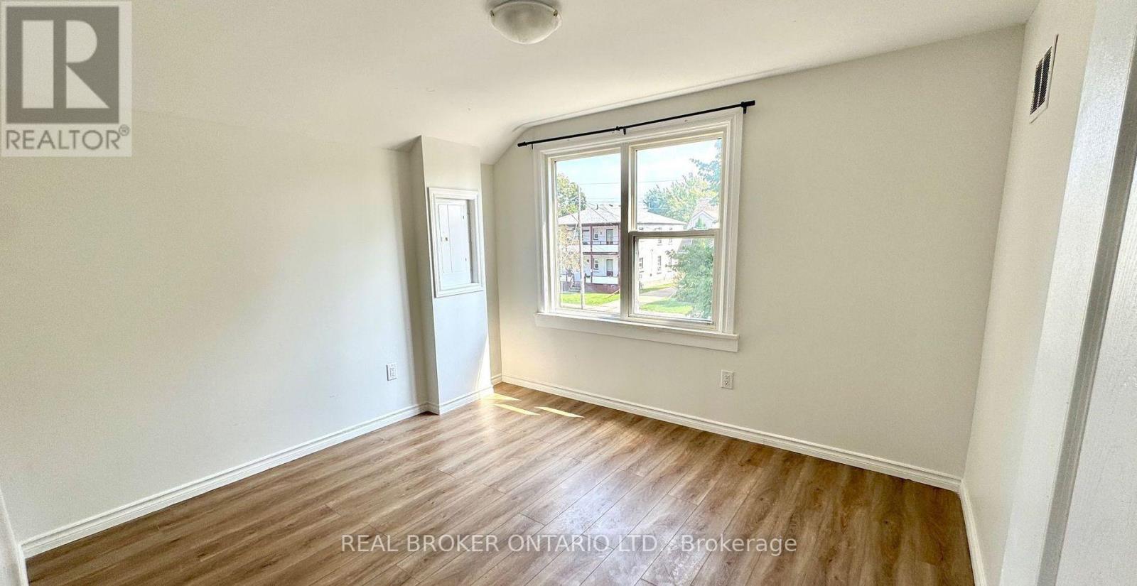 Upper - 301 Wallace Ave Avenue S, Welland, Ontario  L3B 1R8 - Photo 5 - X13869218