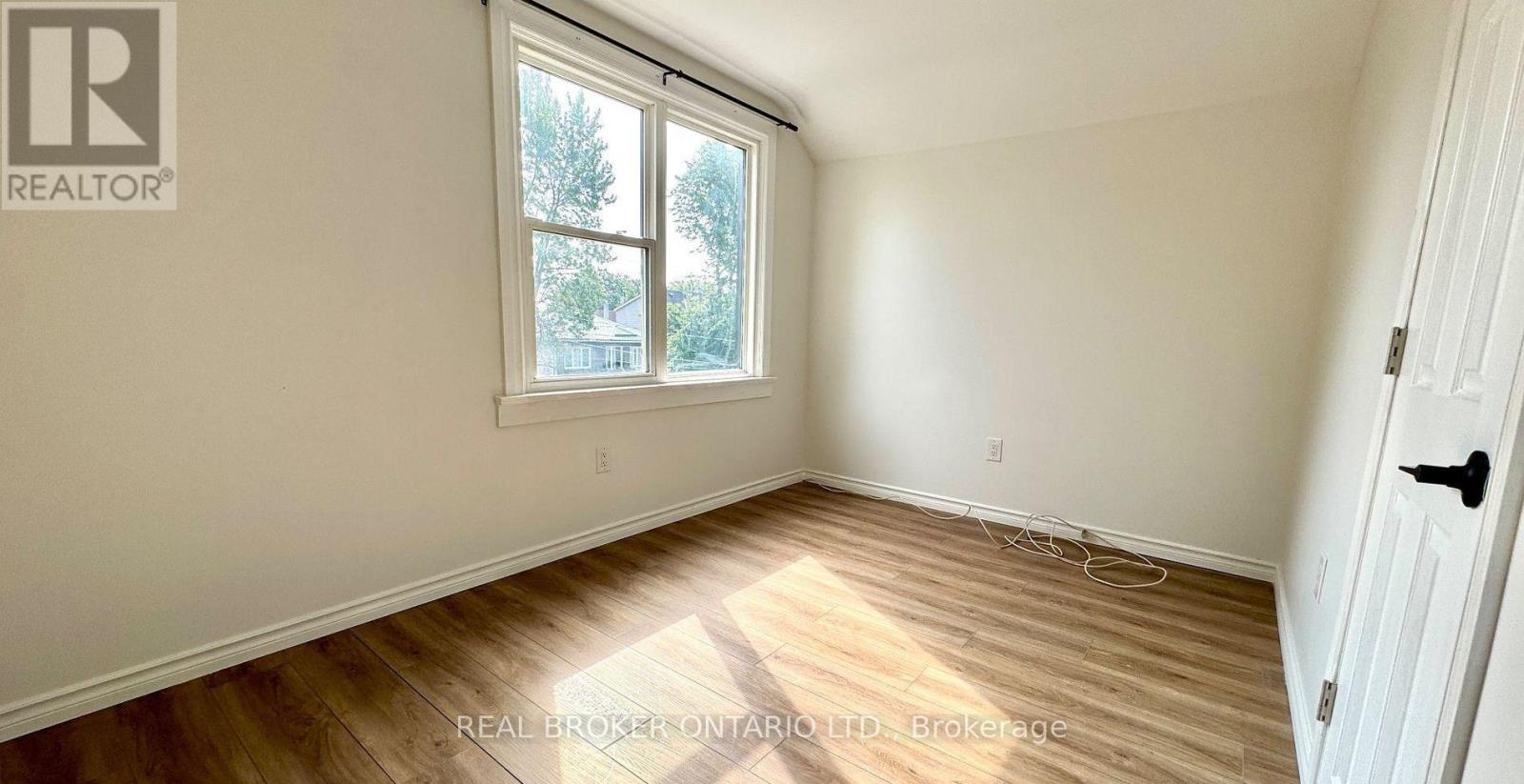 Upper - 301 Wallace Ave Avenue S, Welland, Ontario  L3B 1R8 - Photo 7 - X13869218