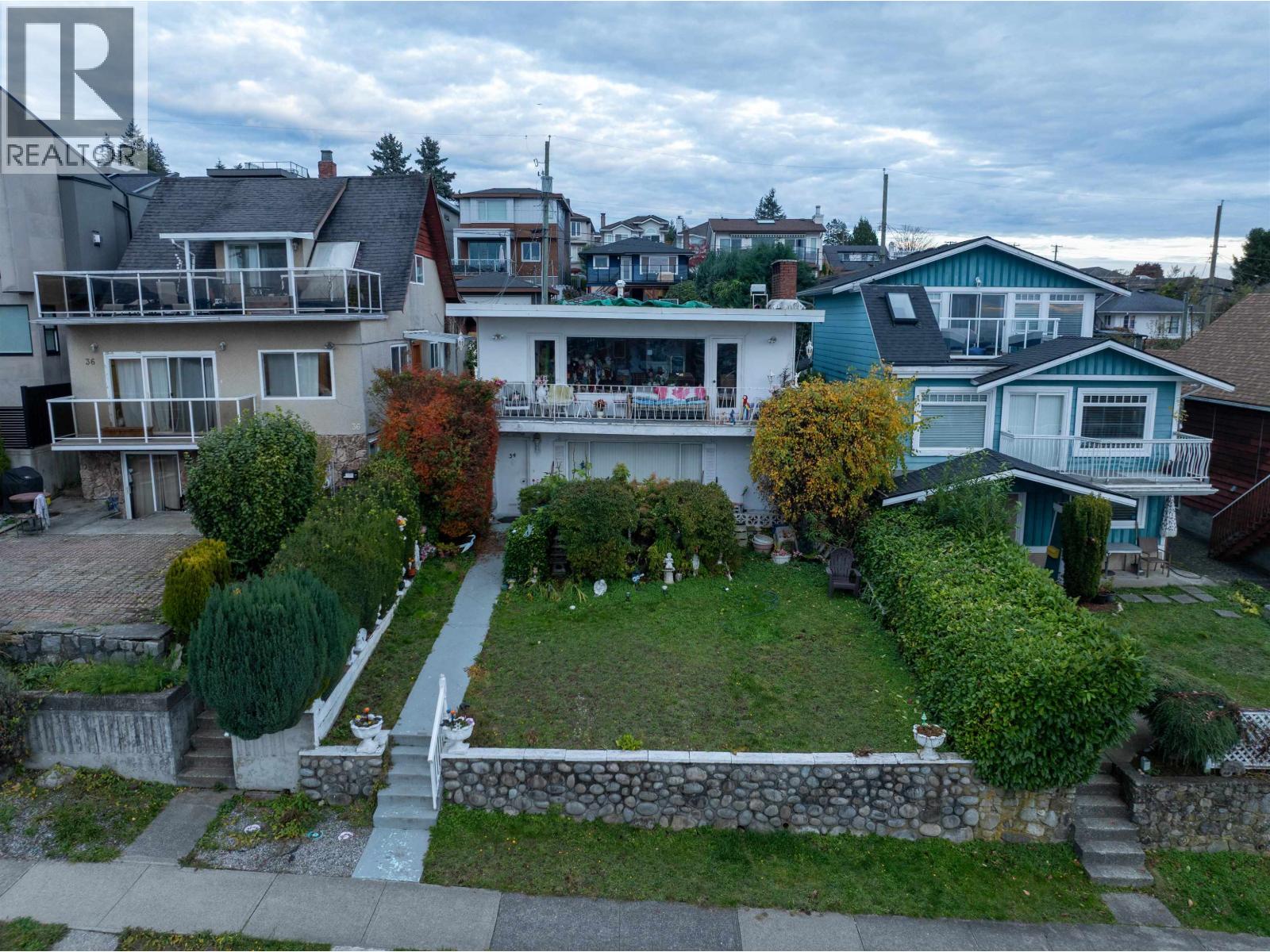34 N Hythe Avenue, Burnaby, British Columbia  V5B 1G4 - Photo 3 - R3173031