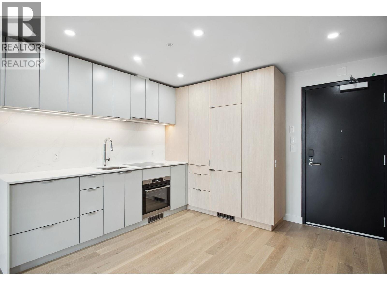502 239 KEEFER STREET, Vancouver, British Columbia
