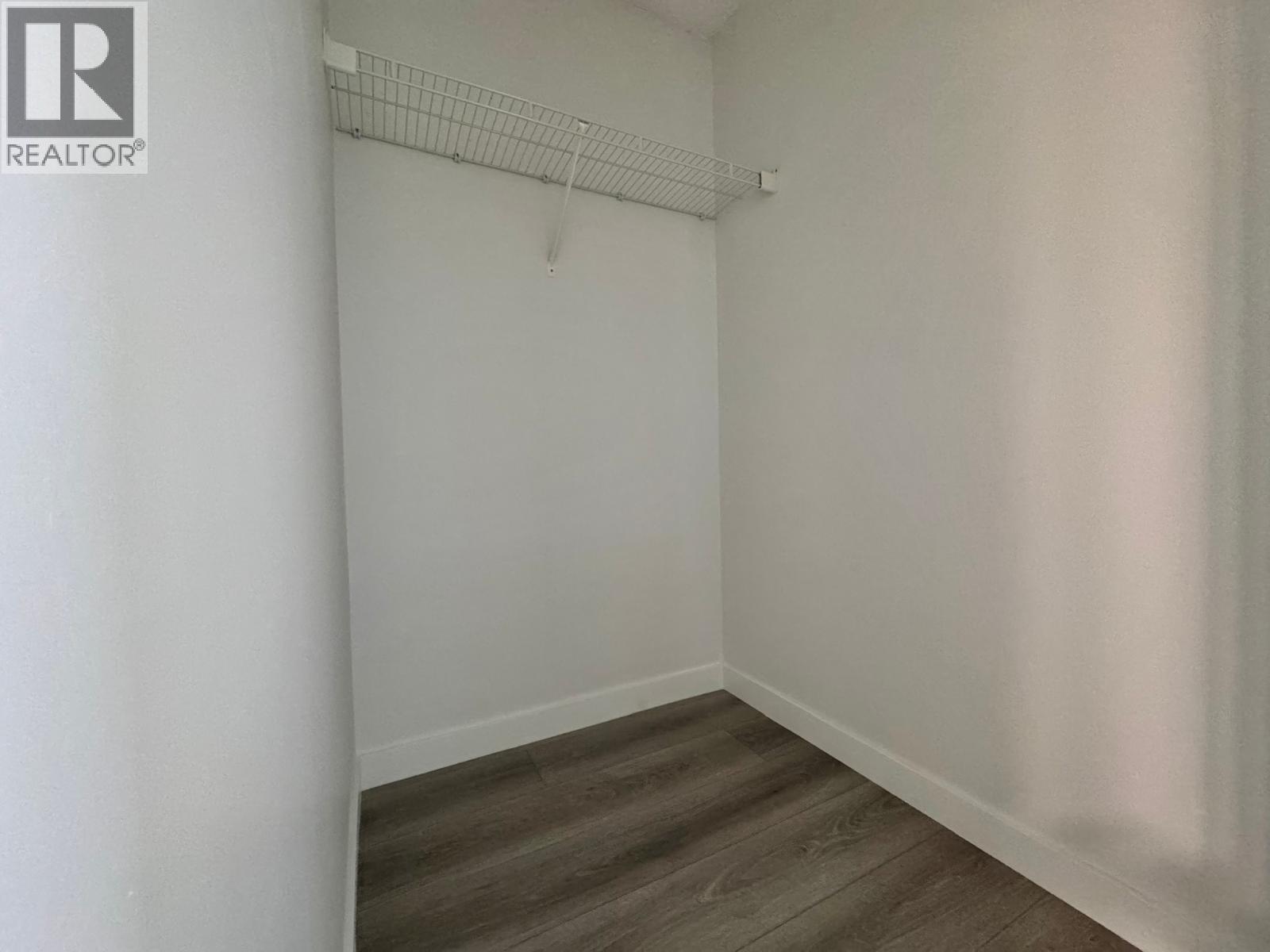 800 2528 E BROADWAY
