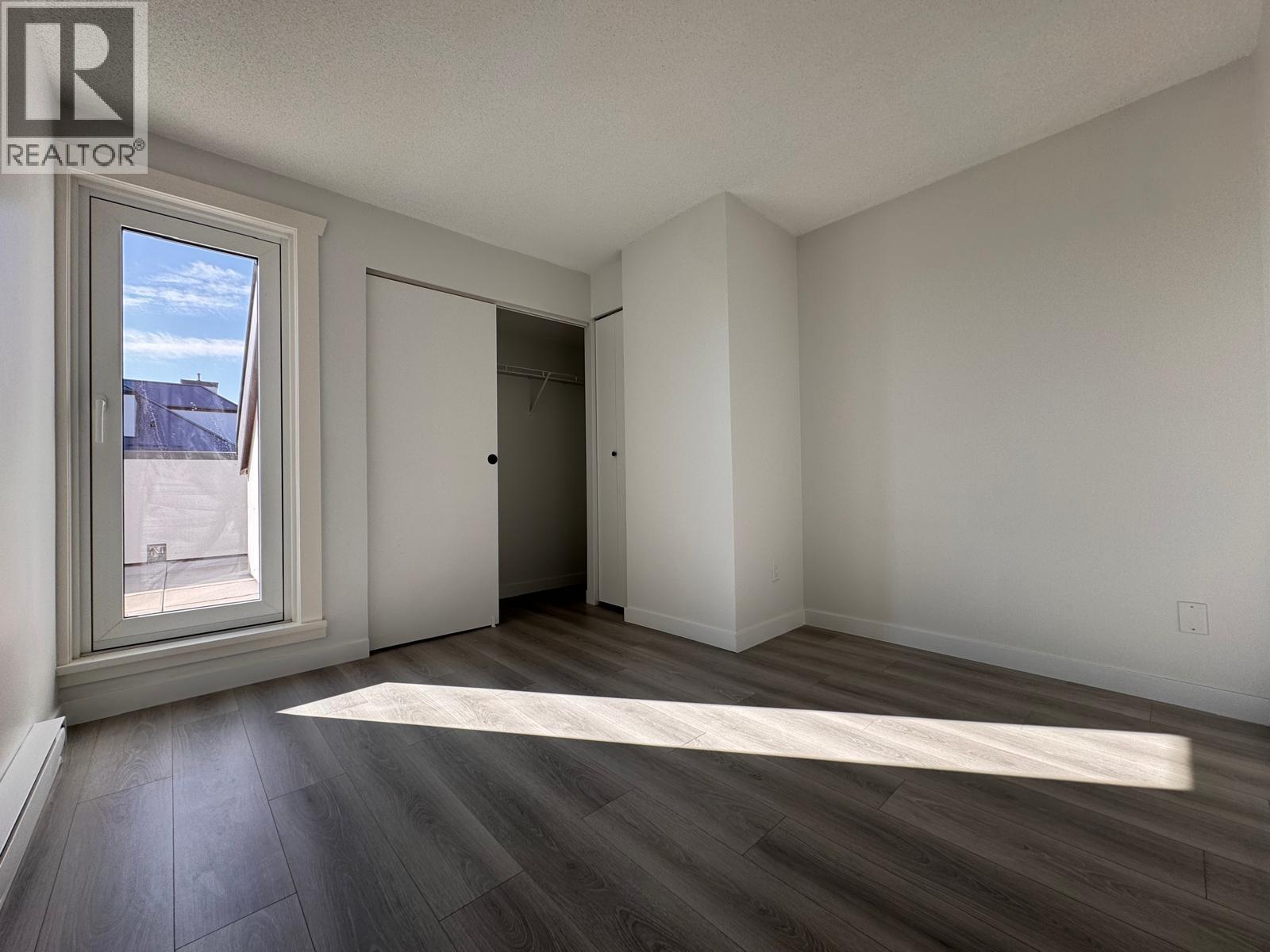 800 2528 E BROADWAY