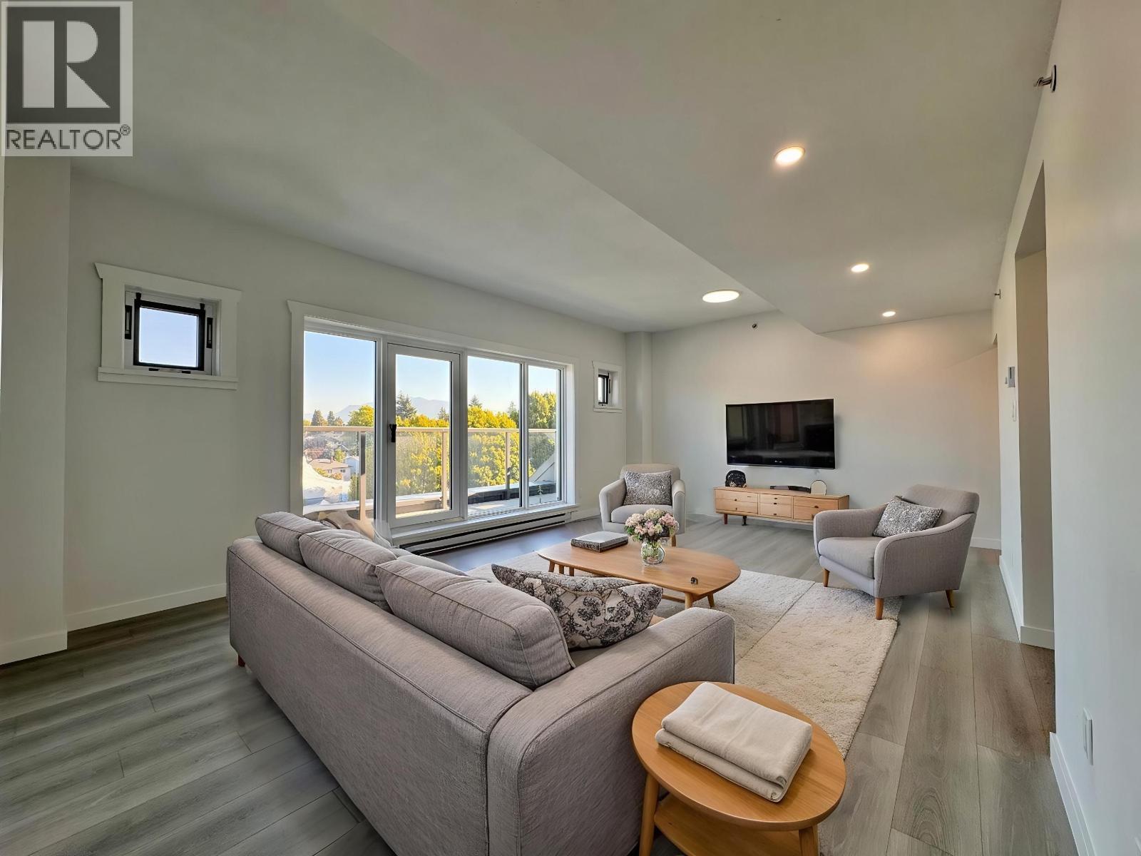 800 2528 E BROADWAY