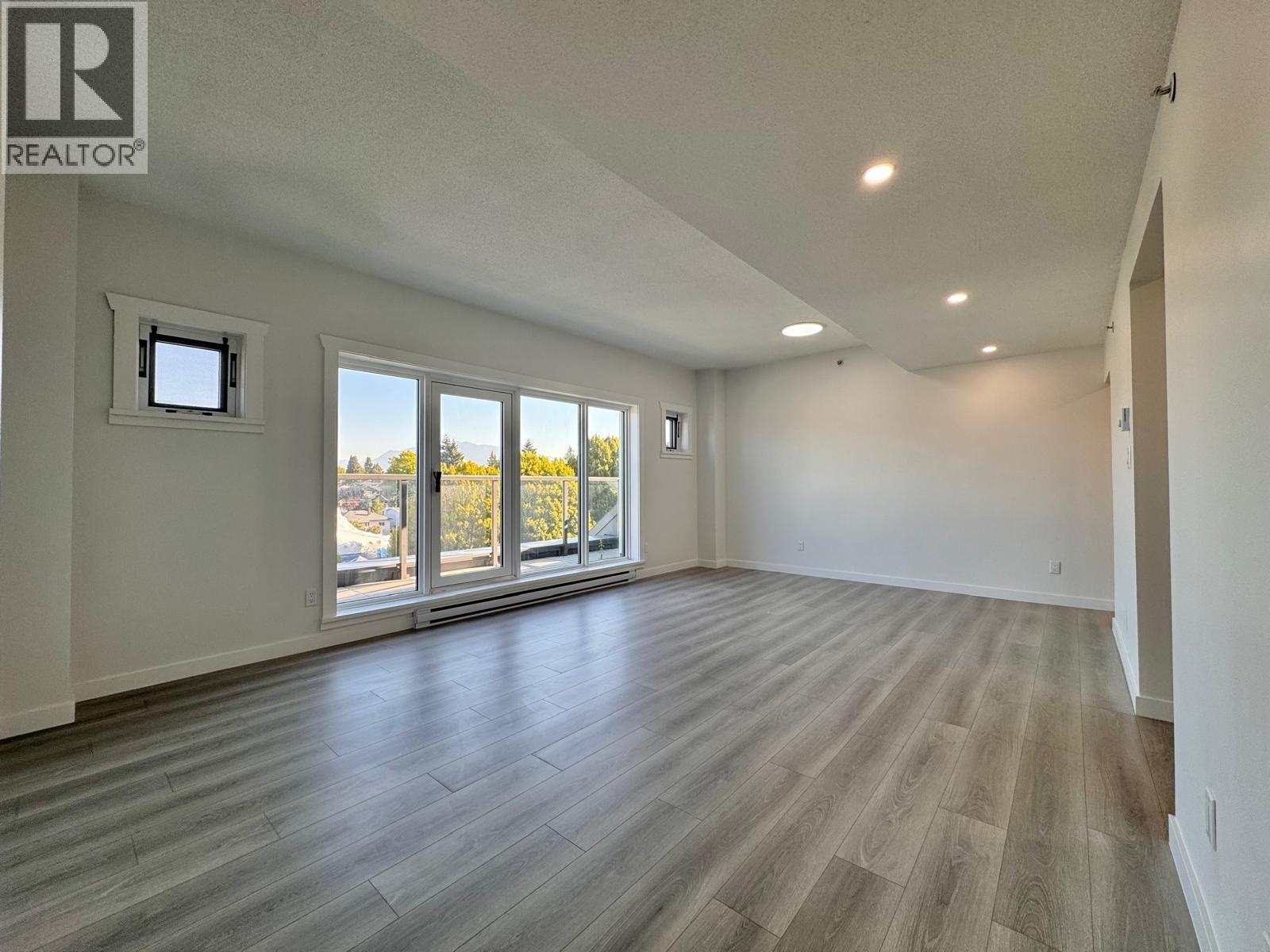 800 2528 E BROADWAY