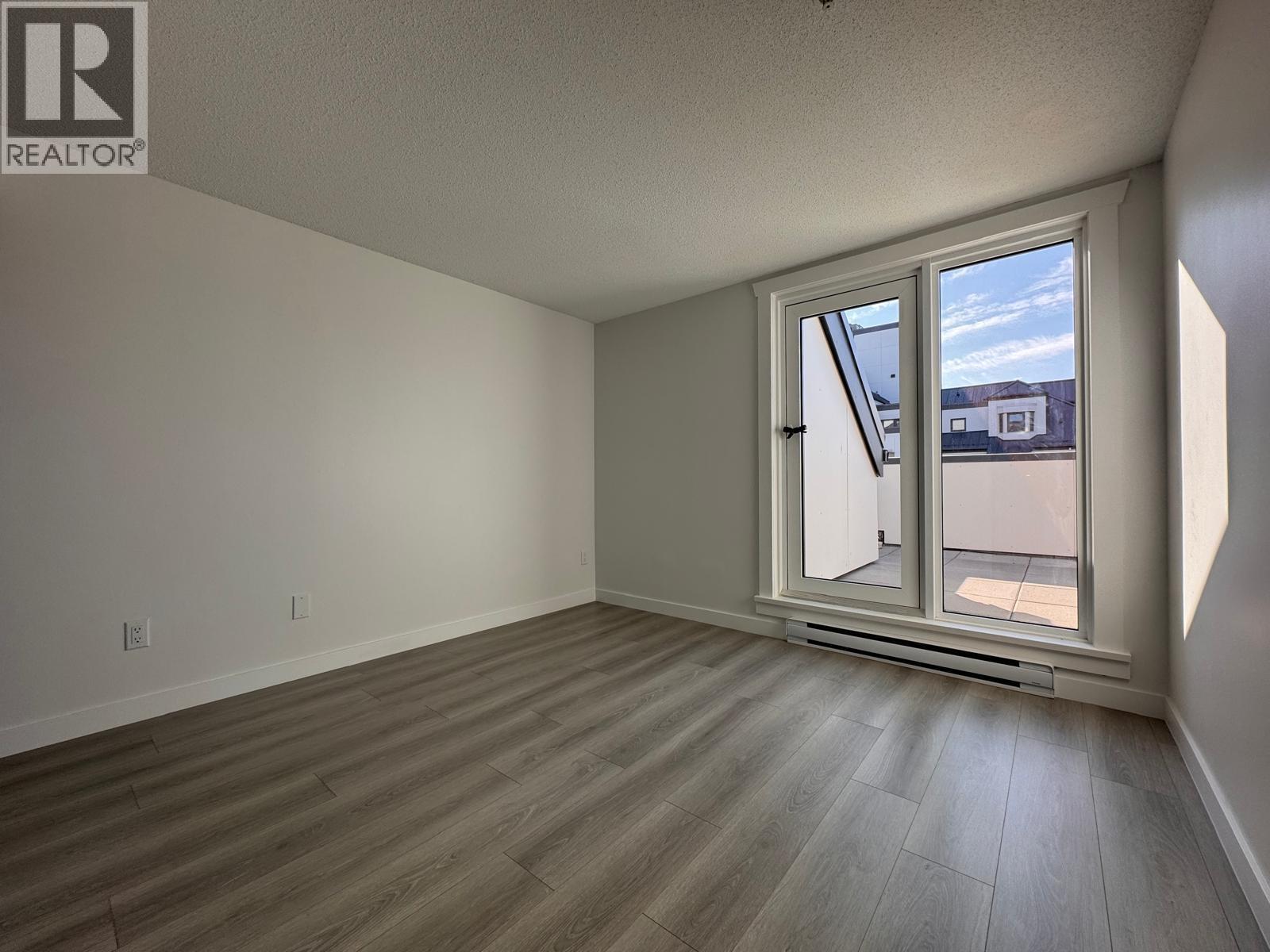 800 2528 E BROADWAY