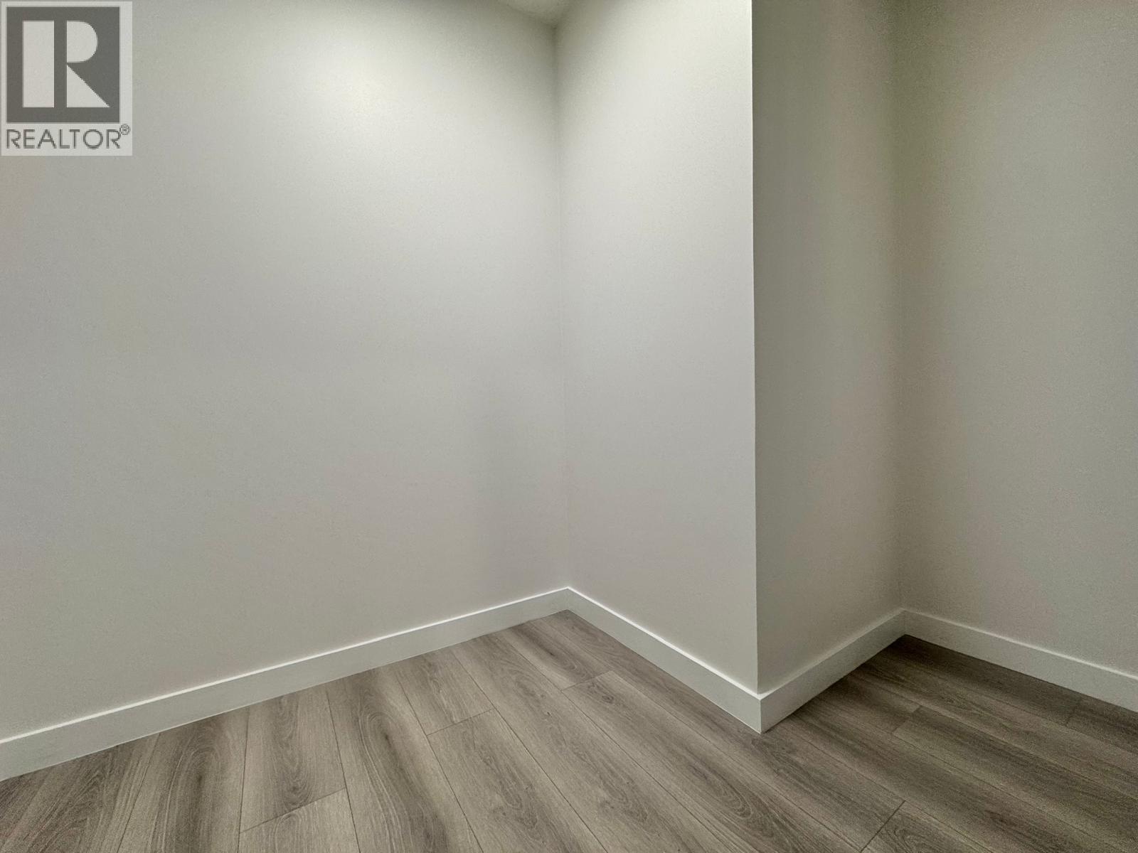 800 2528 E BROADWAY