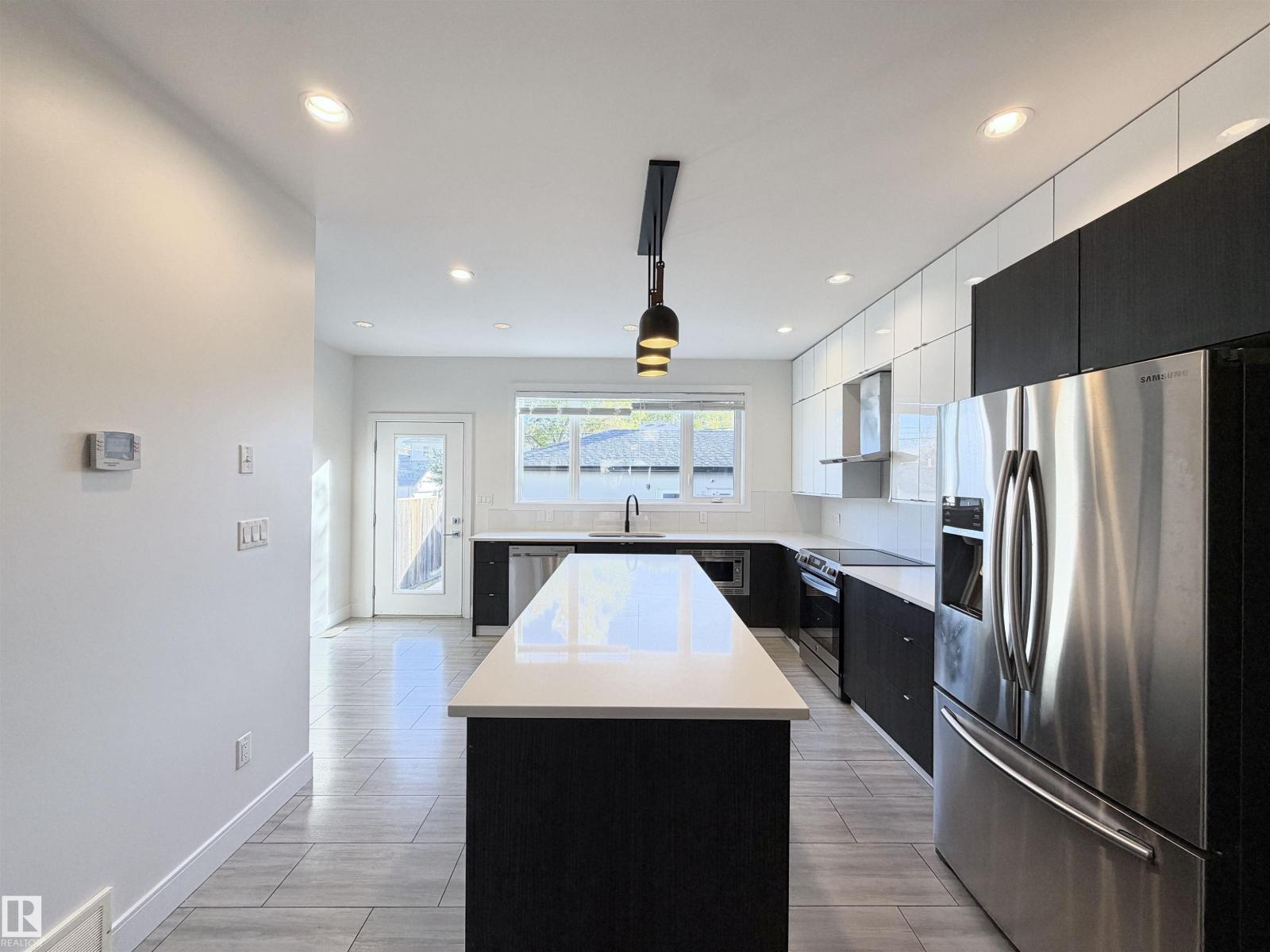 11127 77 AV NW