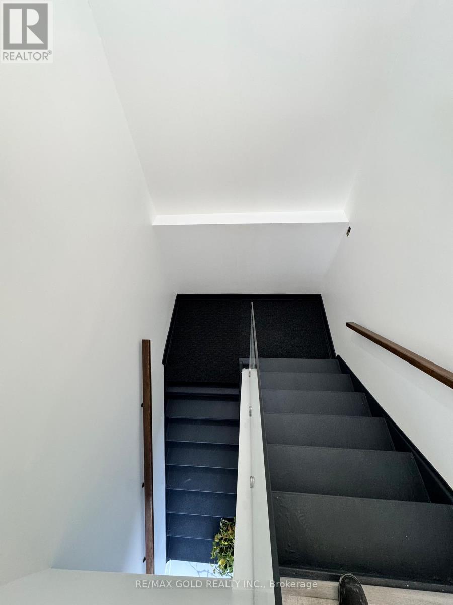 11 (Upper Floor) - 7015 Tranmere Drive, Mississauga, Ontario  L5S 1T7 - Photo 1 - W13869466