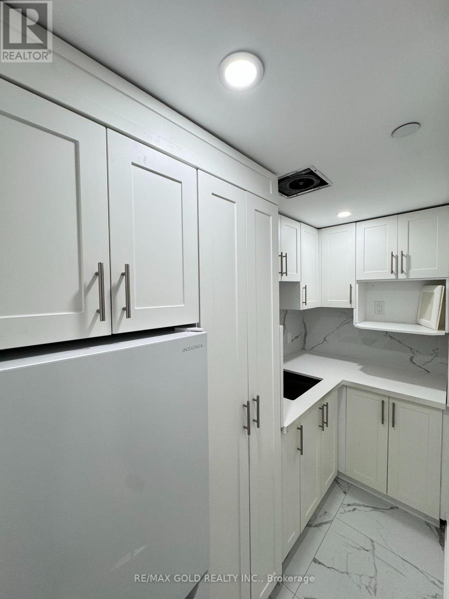 11 (Upper Floor) - 7015 Tranmere Drive, Mississauga, Ontario  L5S 1T7 - Photo 9 - W13869466