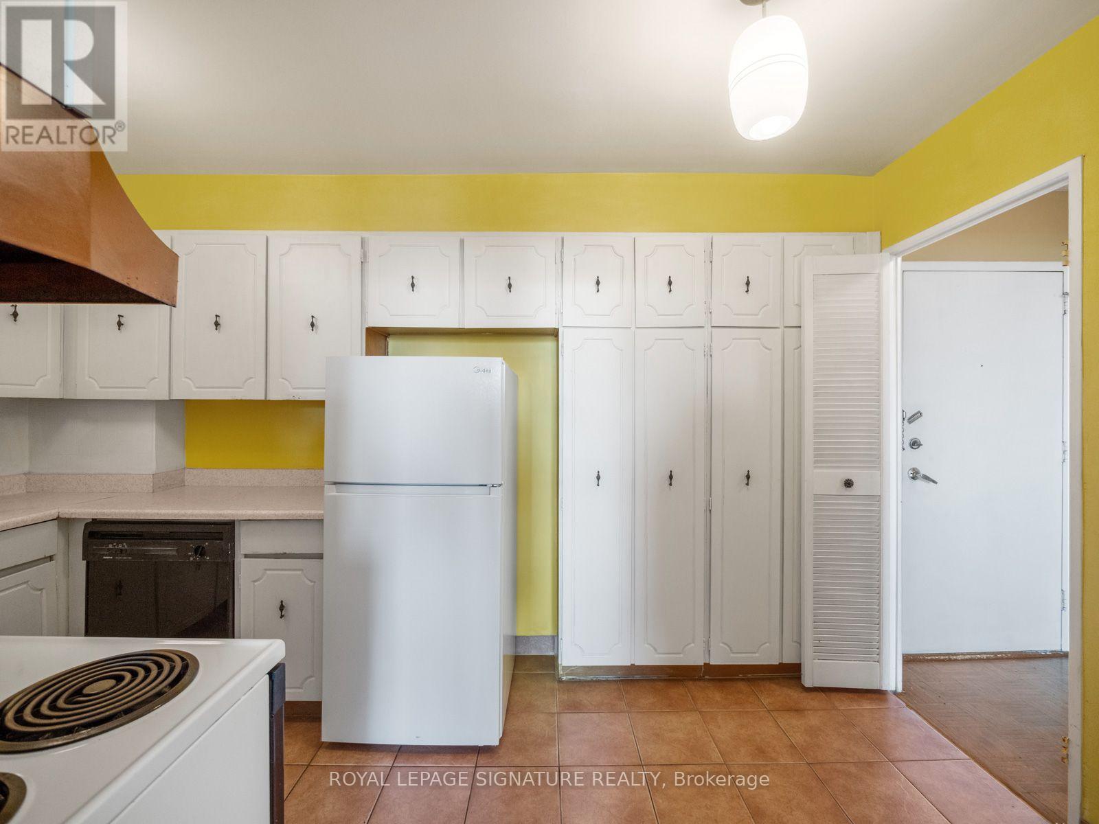 404 - 130 Neptune Drive, Toronto, Ontario  M6A 1X5 - Photo 9 - C13868688