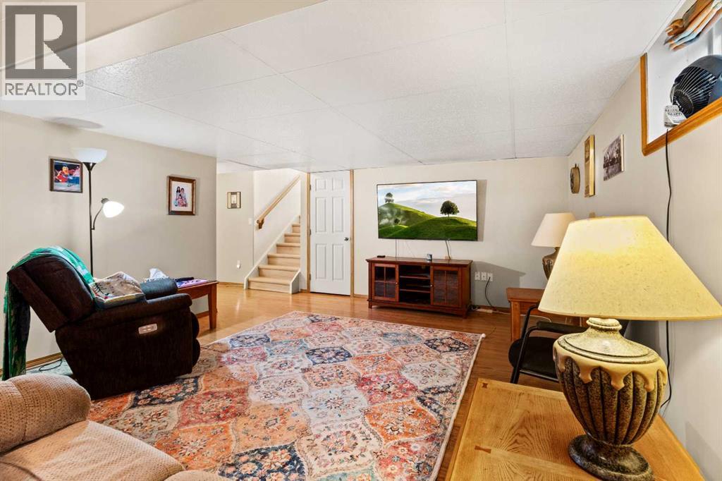 4638 52 Avenue S