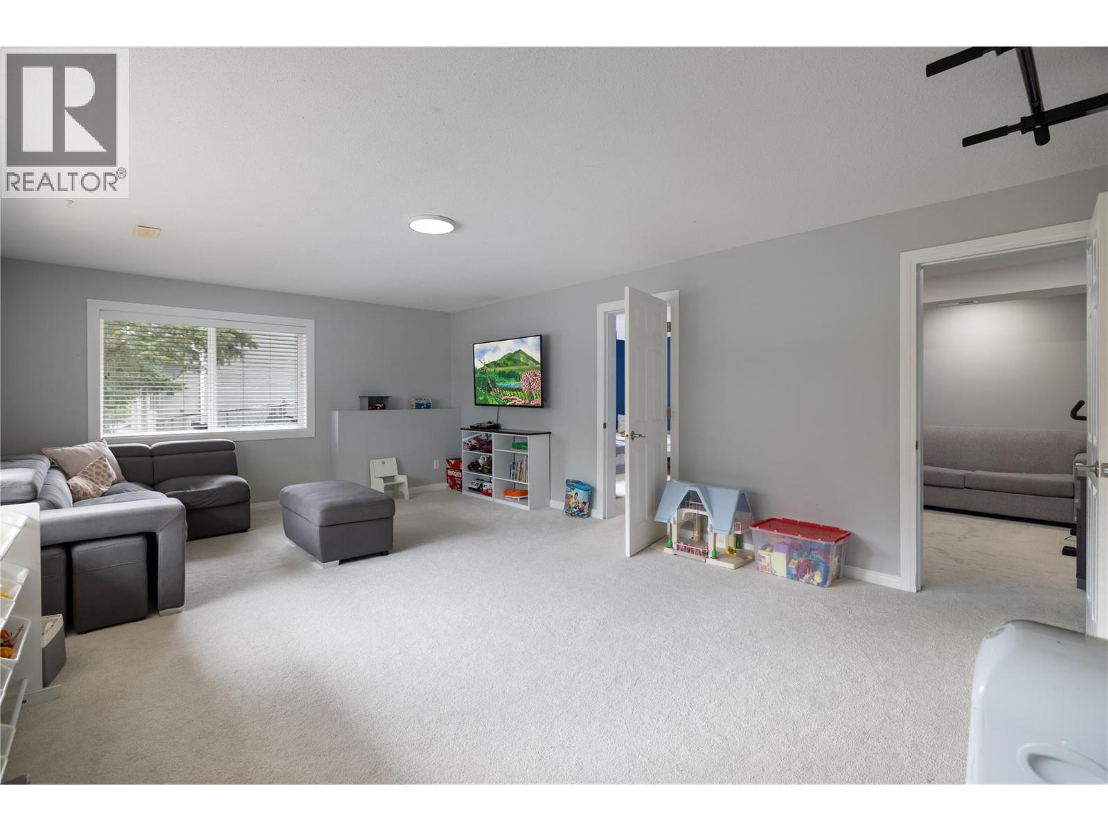 3945 Highland Park Crescent