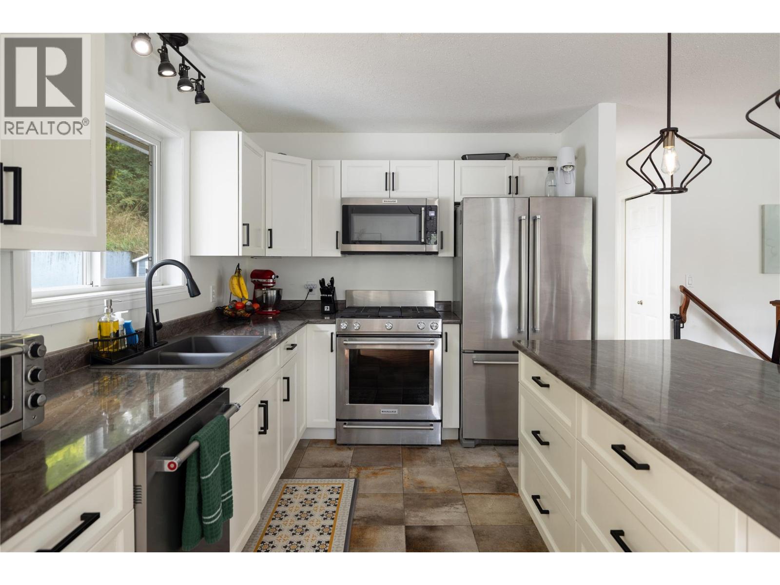 3945 Highland Park Crescent