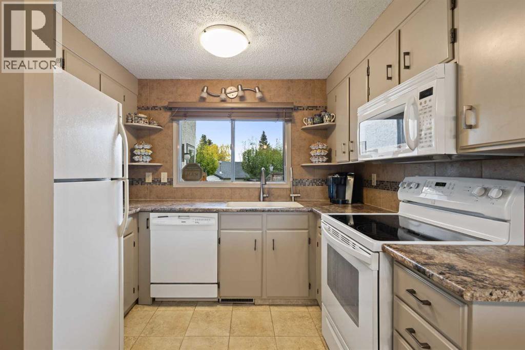 224 Pinetree Bay NE, Calgary, Alberta  T1Y 1M1 - Photo 9 - A2345327