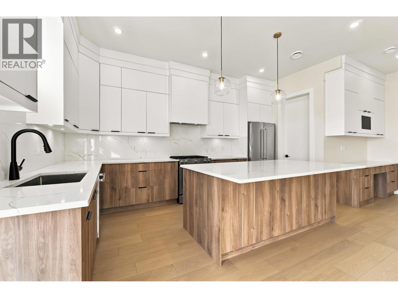 104 1026 Stewart Avenue, Coquitlam, British Columbia  V3K 2N6 - Photo 3 - R3173025