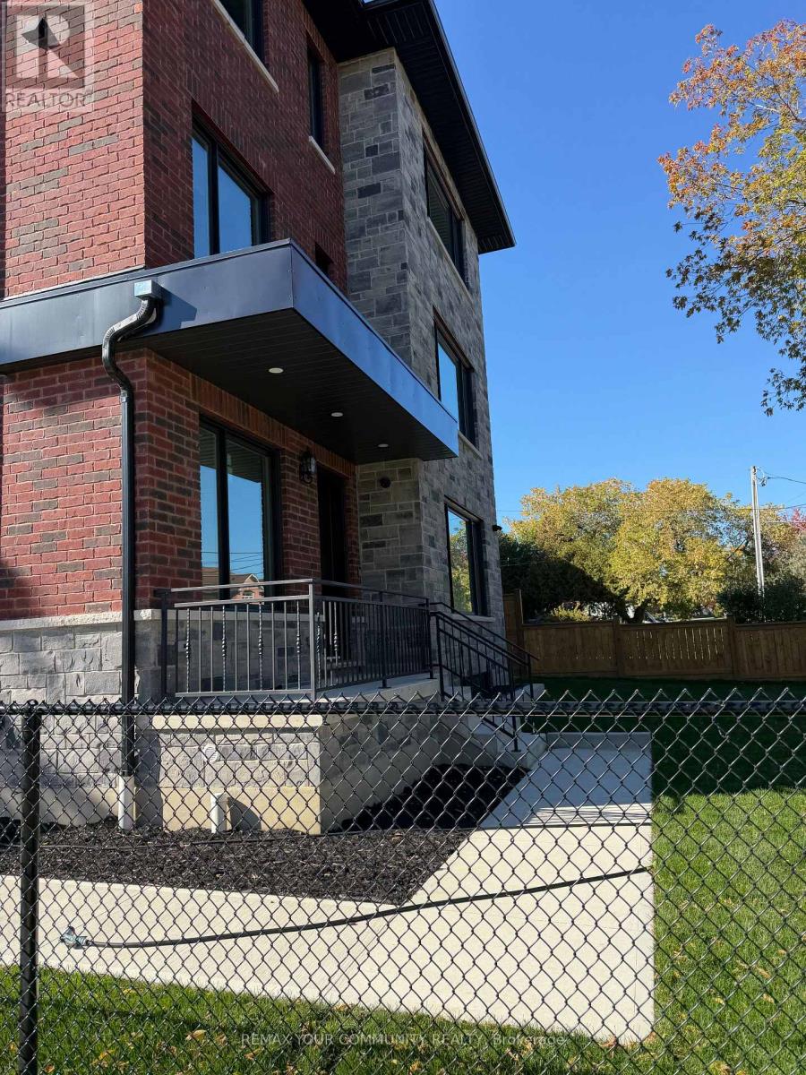 25 Oxford Street, Richmond Hill, Ontario  L4C 4L6 - Photo 2 - N13869330