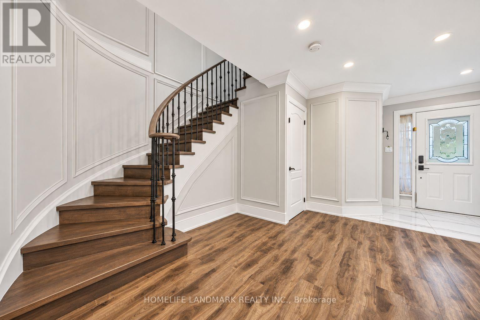 92 Denton Circle, Vaughan, Ontario  L6A 2N4 - Photo 3 - N13795282