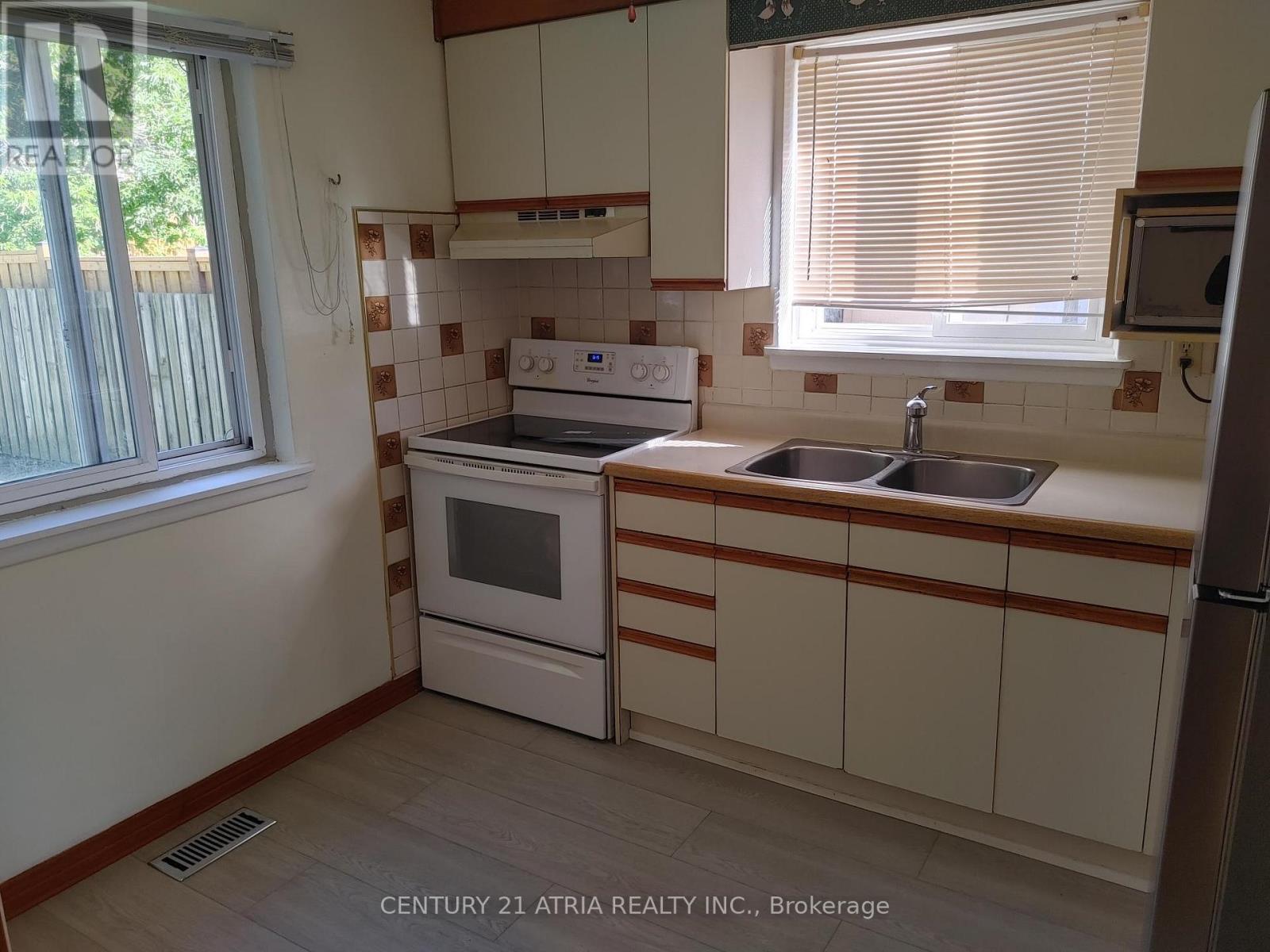 36 Chesapeake Avenue, Toronto, Ontario  M1L 1T3 - Photo 11 - E13865796