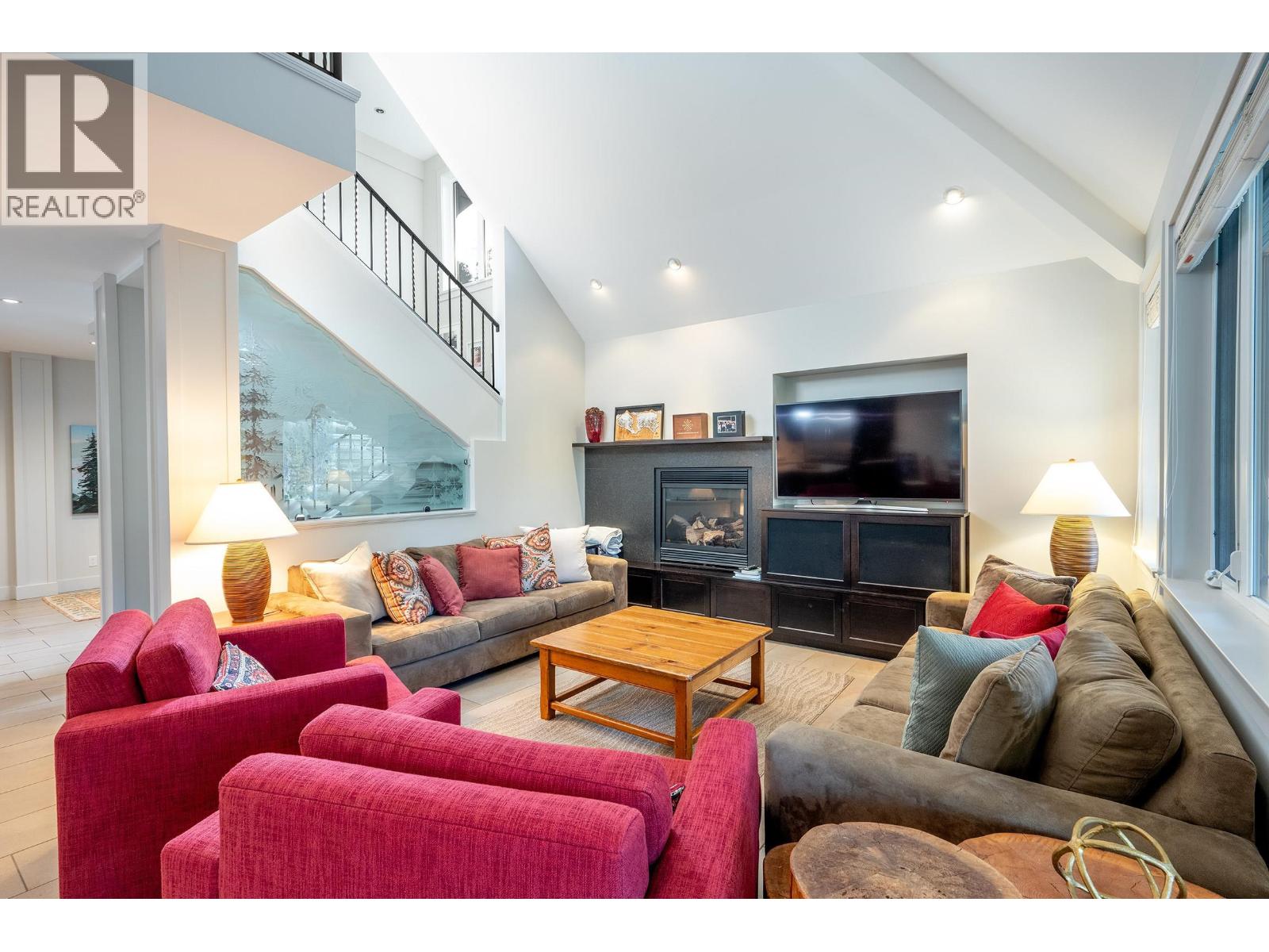 2817 Clifftop Lane, Whistler, British Columbia  V8E 0A8 - Photo 2 - R3173204