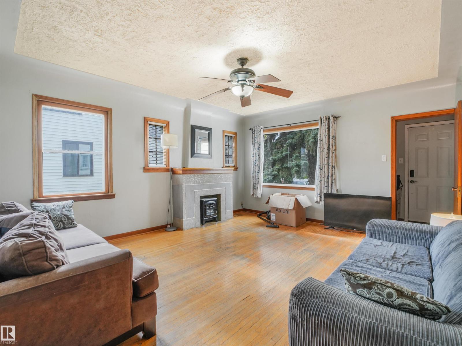 11233 103 ST NW