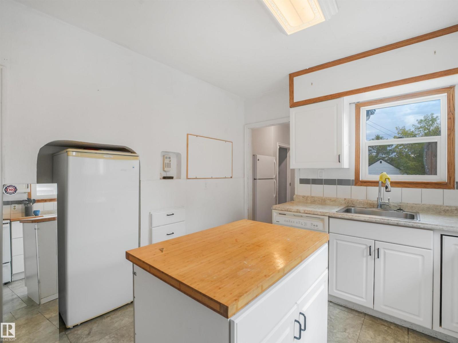 11233 103 ST NW