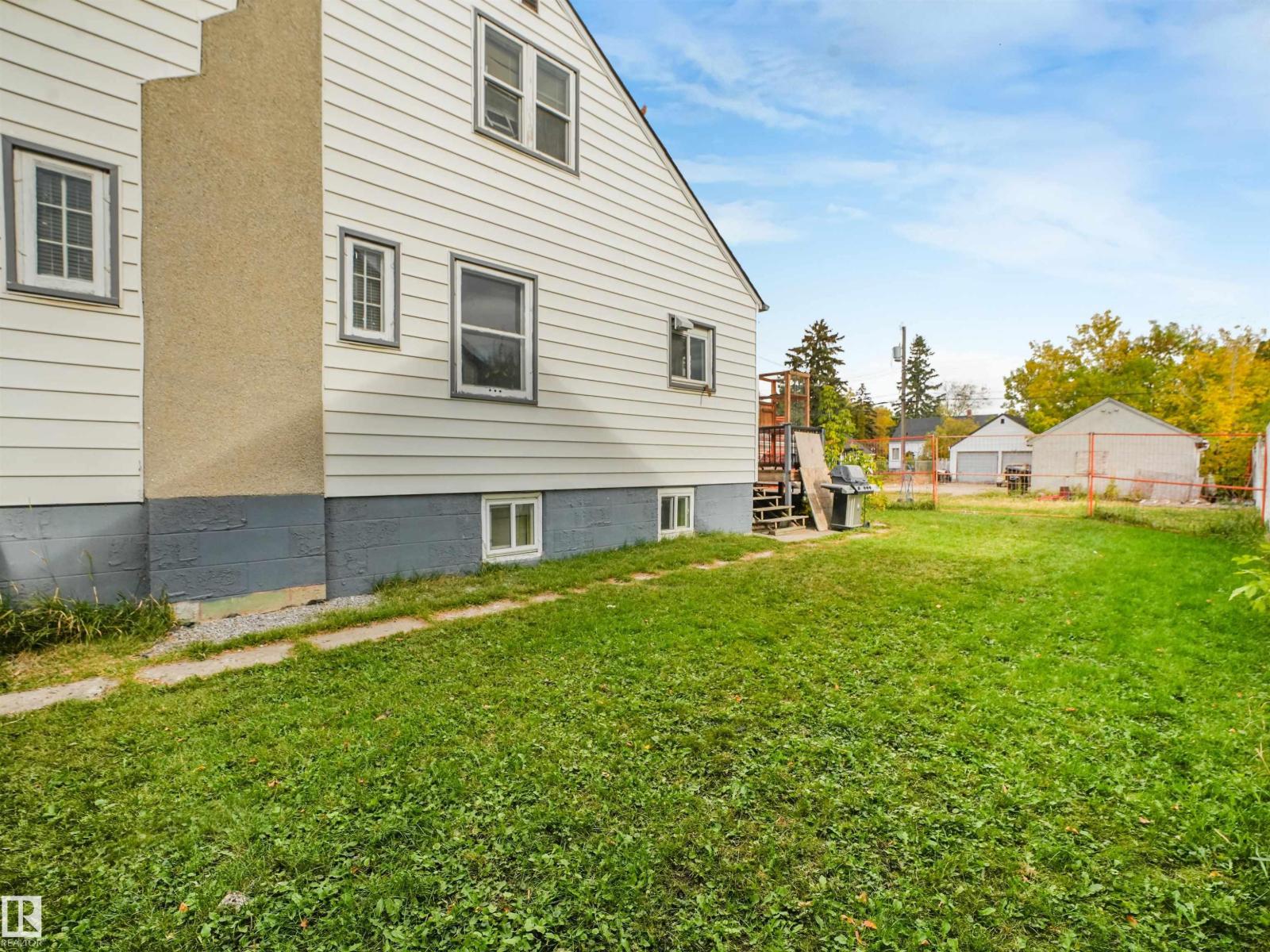 11233 103 ST NW