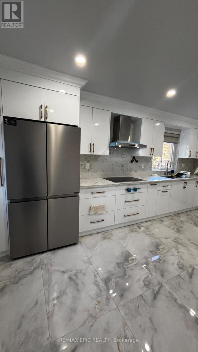 24 Pipers Green Avenue, Toronto, Ontario  M1S 3J8 - Photo 2 - E13870128