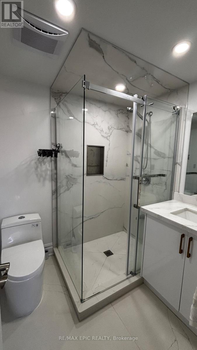 24 Pipers Green Avenue, Toronto, Ontario  M1S 3J8 - Photo 7 - E13870128