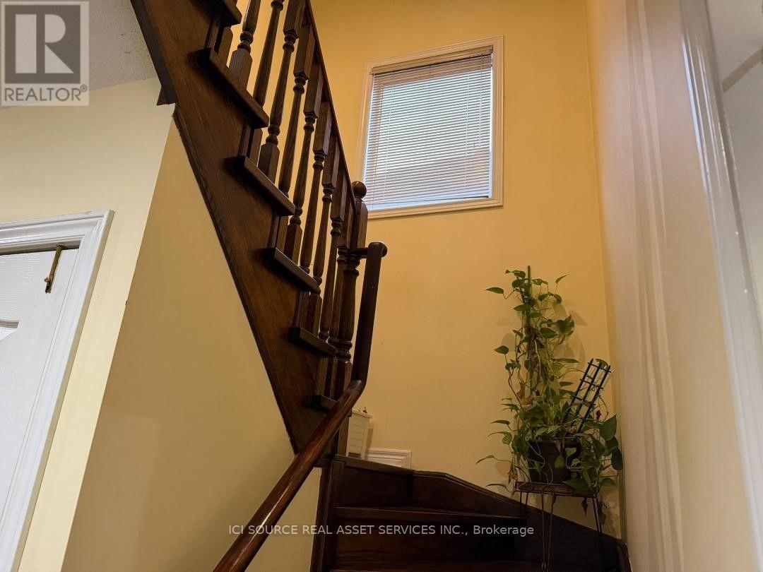 Upper - 26 Pefferlaw Circle, Brampton, Ontario  L6Y 0K1 - Photo 4 - W13870238