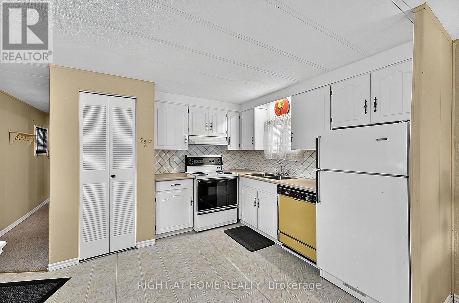 1 Georgian Glen Drive, Wasaga Beach, Ontario  L9Z 1K7 - Photo 5 - S13870266