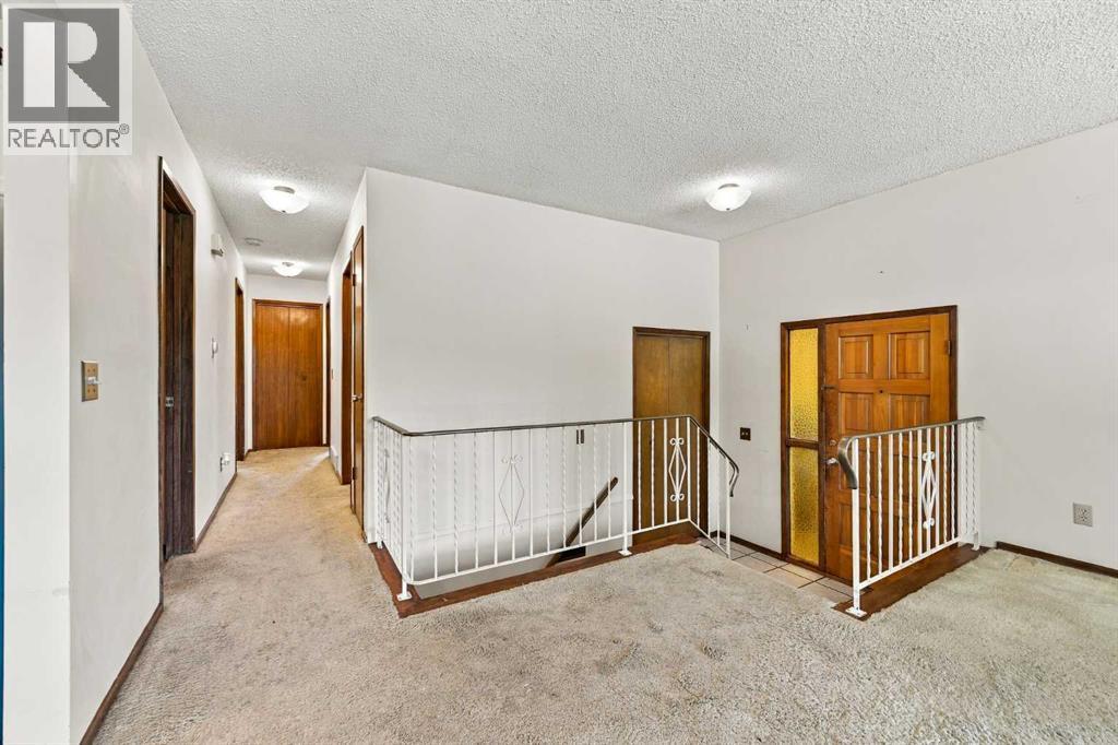 14 Dalhousie Crescent NW, Calgary, Alberta  T3A 2H8 - Photo 3 - A2335387