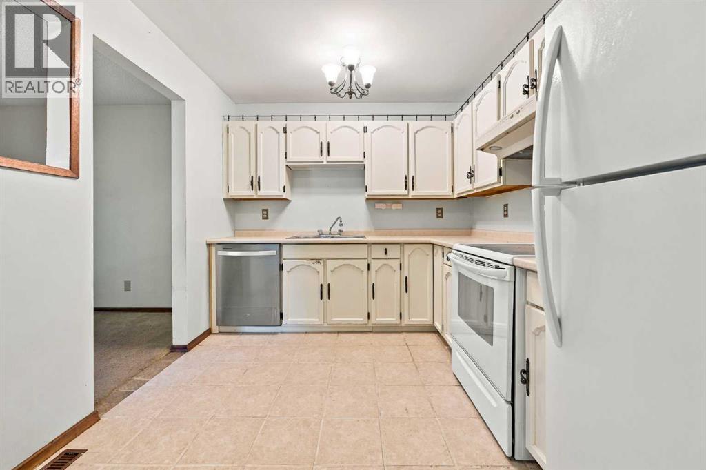 14 Dalhousie Crescent NW, Calgary, Alberta  T3A 2H8 - Photo 7 - A2335387