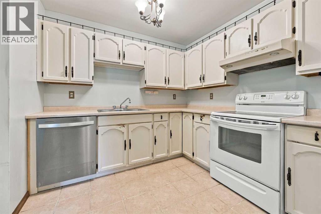 14 Dalhousie Crescent NW, Calgary, Alberta  T3A 2H8 - Photo 8 - A2335387
